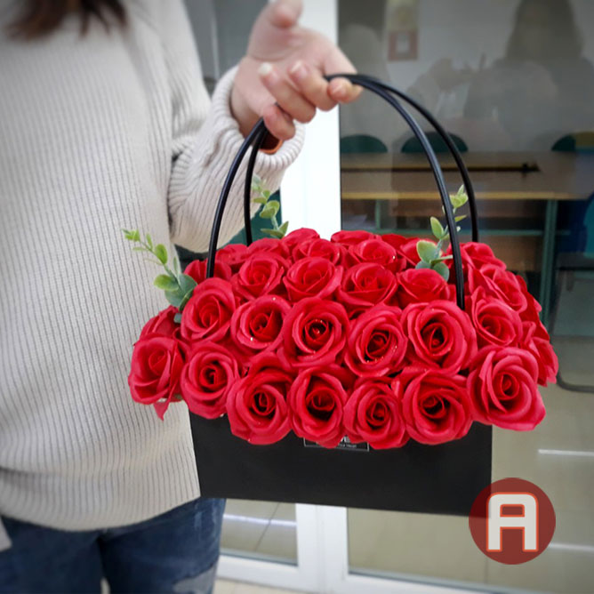 A red rose basket is very suitable for gifting to women on Valentine's Day
